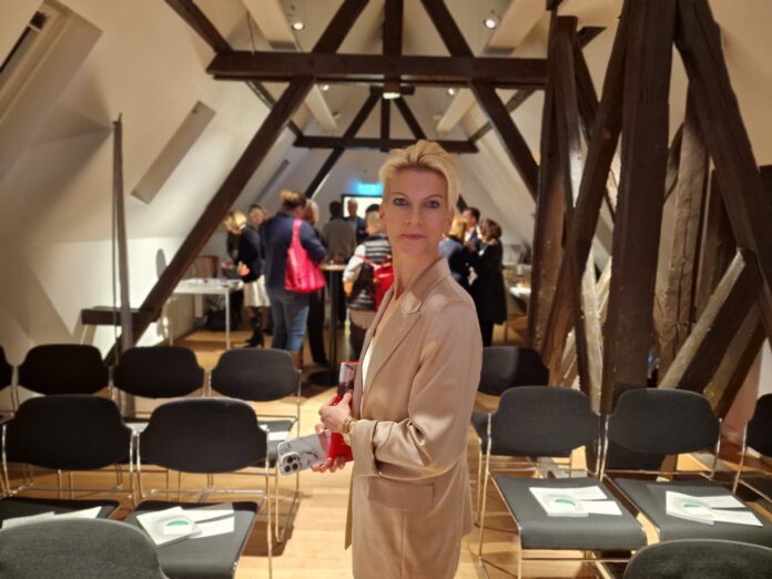 Entscheidungsexpertin Dr. Johanna Dahm auf VDU-Event: Sind Sie VUKA-ready? Copyright: Jane Uhlig