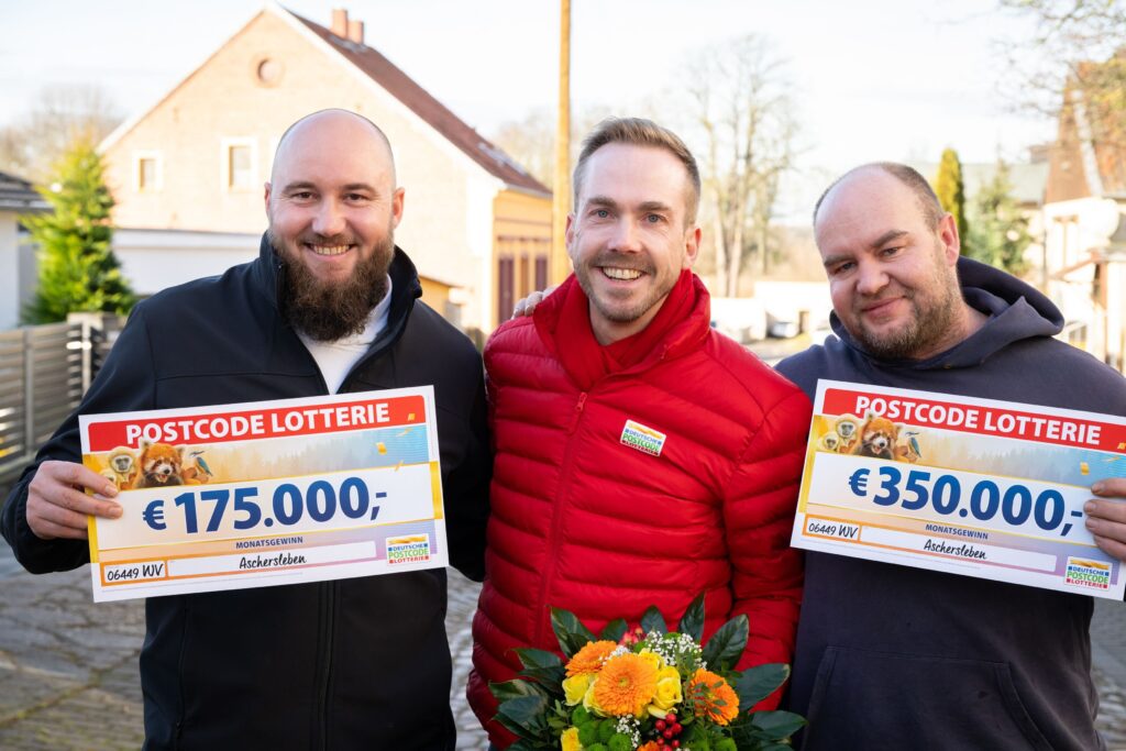 Normen (links) und Patrick feiern gemeinsam mit Glücksbote Felix Uhlig ihren Gewinn Bildrechte: Deutsche Postcode Lotterie Fotograf: Wolfgang Wedel