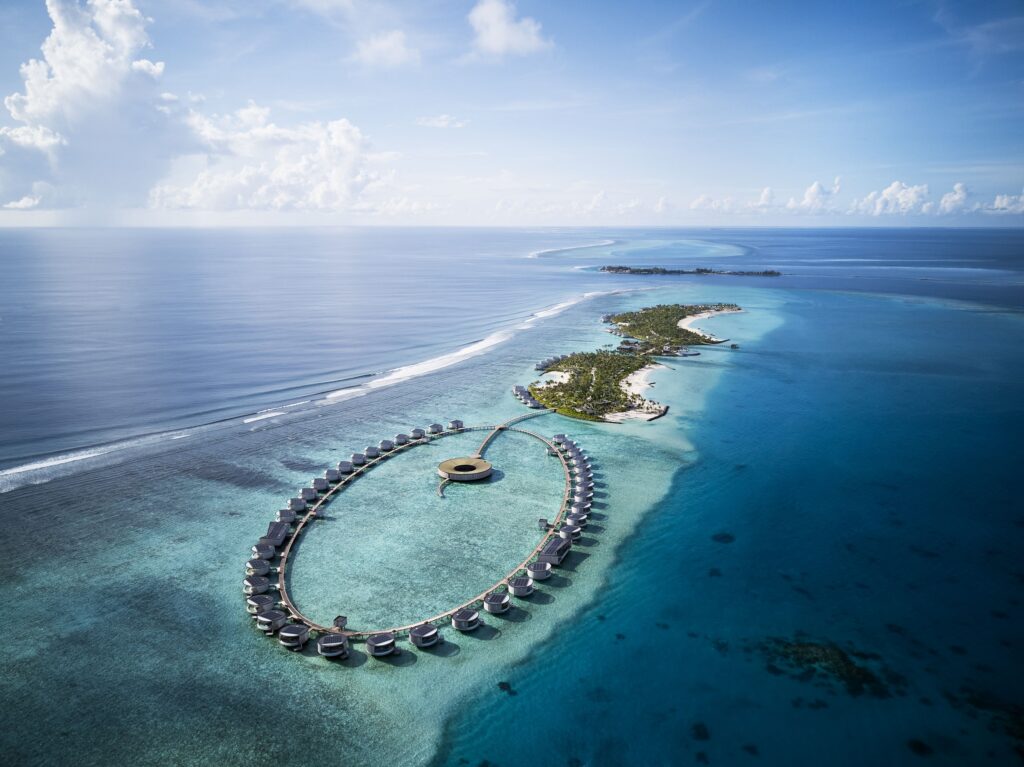 The Ritz-Carlton Maldives, Fari Islands arbeitet seit seiner Eröffnung im Juni 2021 mit dem weltberühmten Ozeanographen Jean-Michel Cousteau zusammen und nimmt interessierte Gäste mit auf eine Reise, auf der sie die Natur entdecken, erforschen und erleben können. 