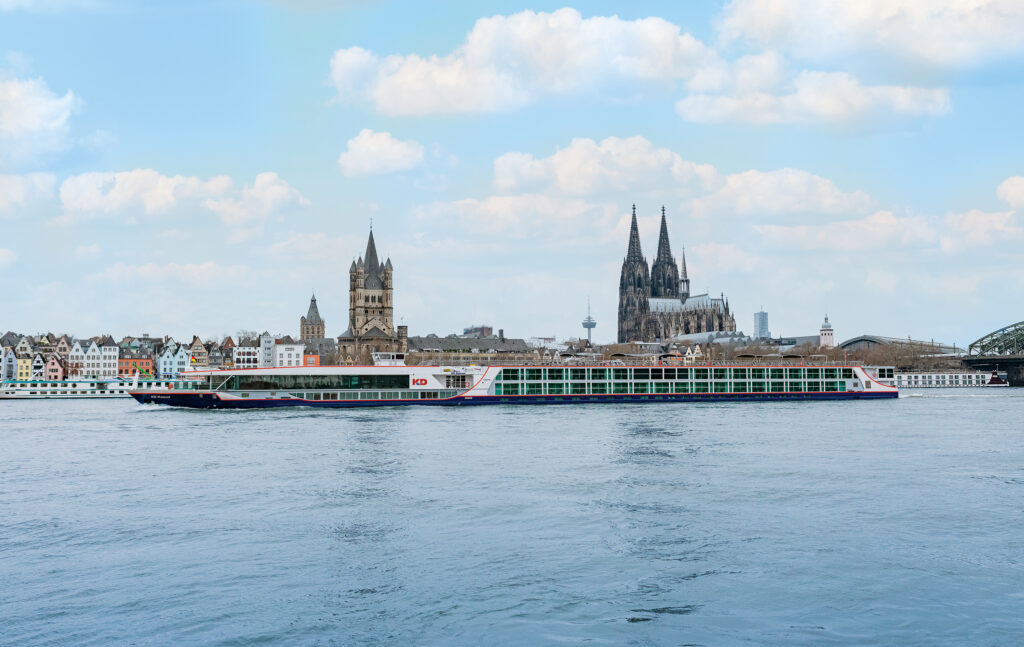 Das neue Premium Hotelschiff "KD Moment" vor Köln Bildrechte: Köln-Düsseldorfer Deutsche Rheinschiffahrt GmbH
Fotograf: Michael Palm