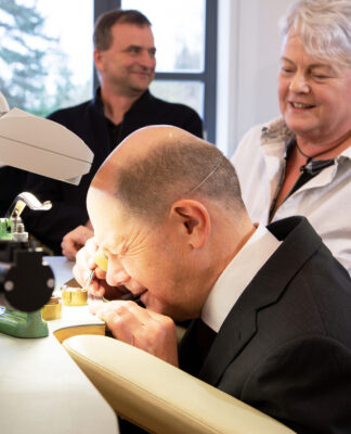 Dresdner „Kanzlergespräch“ Davor: Bundeskanzler Olaf Scholz besucht NOMOS Glashütte