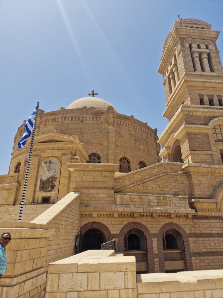 Die Sankt Georg Kirche in Kairo ist eine bedeutende koptisch-orthodoxe Kirche, die sich im koptischen Viertel der Stadt befindet, einem historischen Bereich, der für seine alten christlichen Stätten bekannt ist. Foto: Janes Magazin Jane Uhlig