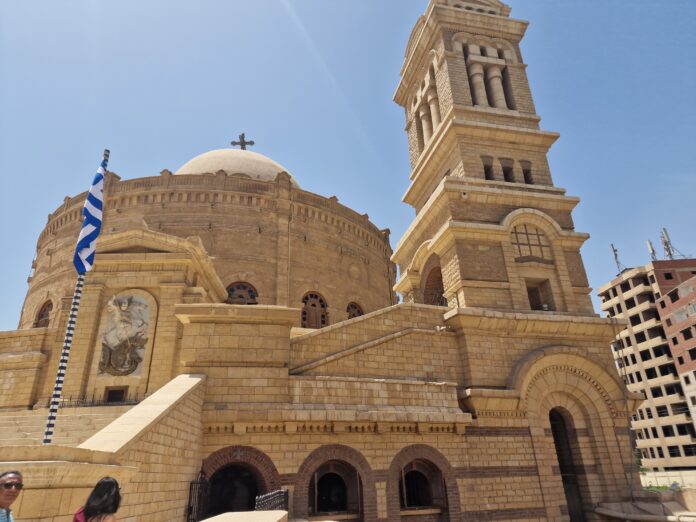 Die Sankt Georg Kirche in Kairo ist eine bedeutende koptisch-orthodoxe Kirche, die sich im koptischen Viertel der Stadt befindet, einem historischen Bereich, der für seine alten christlichen Stätten bekannt ist. Foto. Jane Uhlig / Janes Magazin