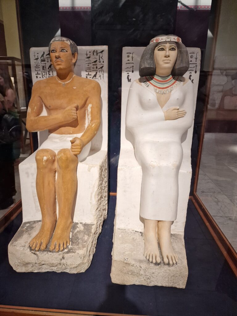 Willkommen zu einer faszinierenden Reise durch die Geschichte Ägyptens im Ägyptischen Museum in Kairo. Ein Ort, an dem Sie die beeindruckenden Artefakte und Schätze aus der Zeit der Pharaonen hautnah erleben können.