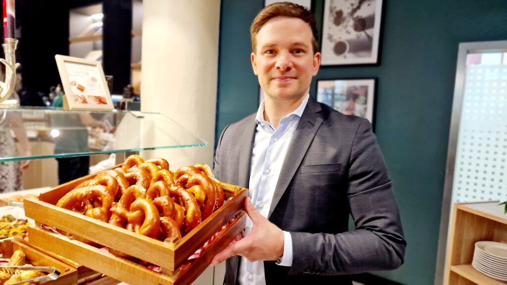 Erfahrungsbericht Melia Hotel City Center München
Auf dem Bild: Hoteldirektor Tobias Führer
Foto: Janes Magazin / Jane Uhlig