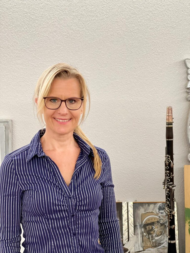 Vom Traum zum Bild: Wie Wünsche auf Leinwand Wirklichkeit werden 1 Barbara Bühler ist eine renommierte Künstlerin und Grafikerin, die bekannt dafür ist, Kundenwünsche in einzigartige Kunstwerke umzusetzen.