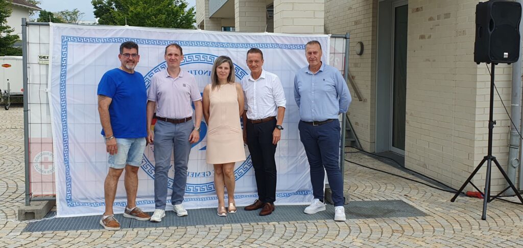 Sommerhitze und gute Laune: Griechisch-Bayerisches Fest in Haar 1 Viele Vertreter aus Politik und Diplomatie besuchten das fröhliche Treiben auf dem Haarer Anger. V.l.: Apostolos Kotsis (Vorsitzender der Griechischen Gemeinde und Gemeinderat Haar), Dr. Peter Siemsen (Gemeinderat Haar), Elisavet Kostelidou (Vertreterin des griechischen Generalkonsulats in München), Karl Straub (Integrationsbeauftragter der Bayerischen Staatsregierung) und Dr. Evangelos Theodorou.