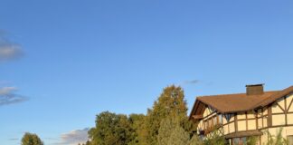 Entdecken Sie das Naturresort Gerbehof am idyllischen Bodensee in Friedrichshafen-Ailingen! Genießen Sie einen erholsamen Aufenthalt inmitten unberührter Natur, umgeben von Wäldern, Wiesen und eigenen Apfelbaum-Feldern. Erfahren Sie, wie das Bio Hotel die schweren Unwetter überstanden hat und sich nun auf eine reiche Apfelernte freut. Tauchen Sie ein in die herzliche Gastfreundschaft der Familie Wagner und erleben Sie die Magie einer Apfelernte in malerischer Umgebung. Das Wandern oder Radfahren zur Zeit der Ernte verspricht sinnliche Momente für alle Sinne. Willkommen im Naturparadies Gerbehof!