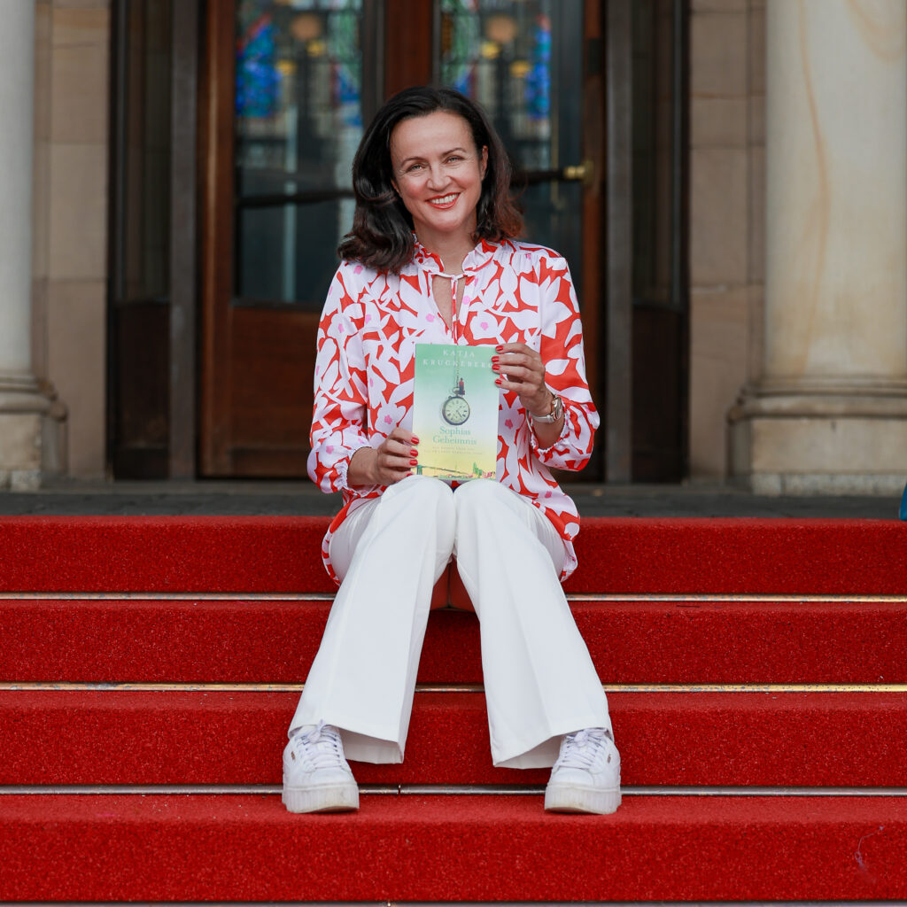 Sommerlektüre: Entdecke 'Sophias Geheimnis' für inspirierende Tage 2 Sophias Geheimnis“ (Scorpio Verlag) Katja Treppe_Buch © Carl Rakip