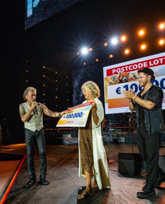 1,1 Millionen Euro für den guten Zweck: Peter Maffay überrascht bei Farewell Tour elf Organisationen