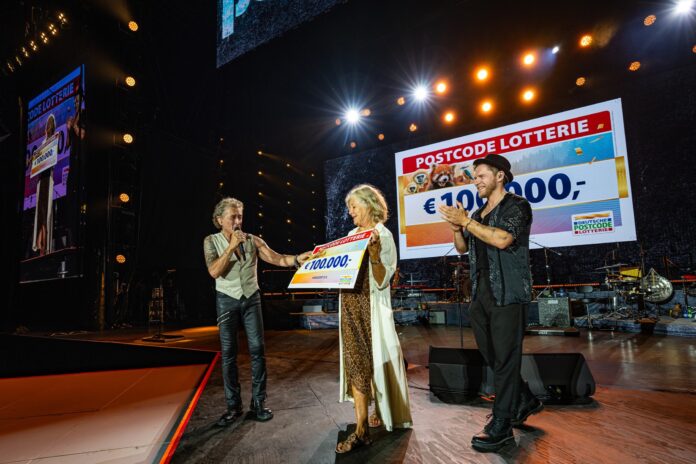 Diese Überraschung in München ist gelungen: Peter Maffay (links) überreicht Schauspielerin und Horizont-Gründerin Jutta Speidel zusammen mit Musiker Johannes Oerding einen Scheck über 100.000 Euro. Bildrechte:Ralph Larmann Fotograf: Deutsche Postcode Lotterie