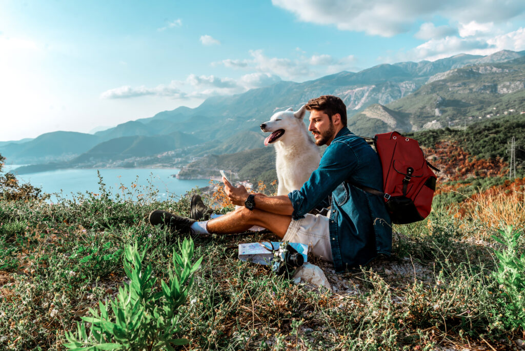 Ausgiebige Spaziergänge, Wanderungen oder gemeinsames Spiel sind im Urlaub für das Team Hund-Mensch ein großartiges Erlebnis. Bildrechte: Getty Images Fotograf: BfT/iStock/Danilo Andjus