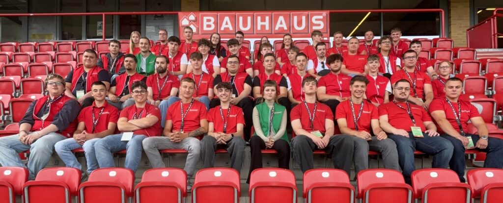 BAUHAUS: 500 neue Auszubildende und Führungskräfte starten durch 1 Die Berliner Azubis zu Gast im Stadion von Union Berlin. Quelle: BAUHAUS