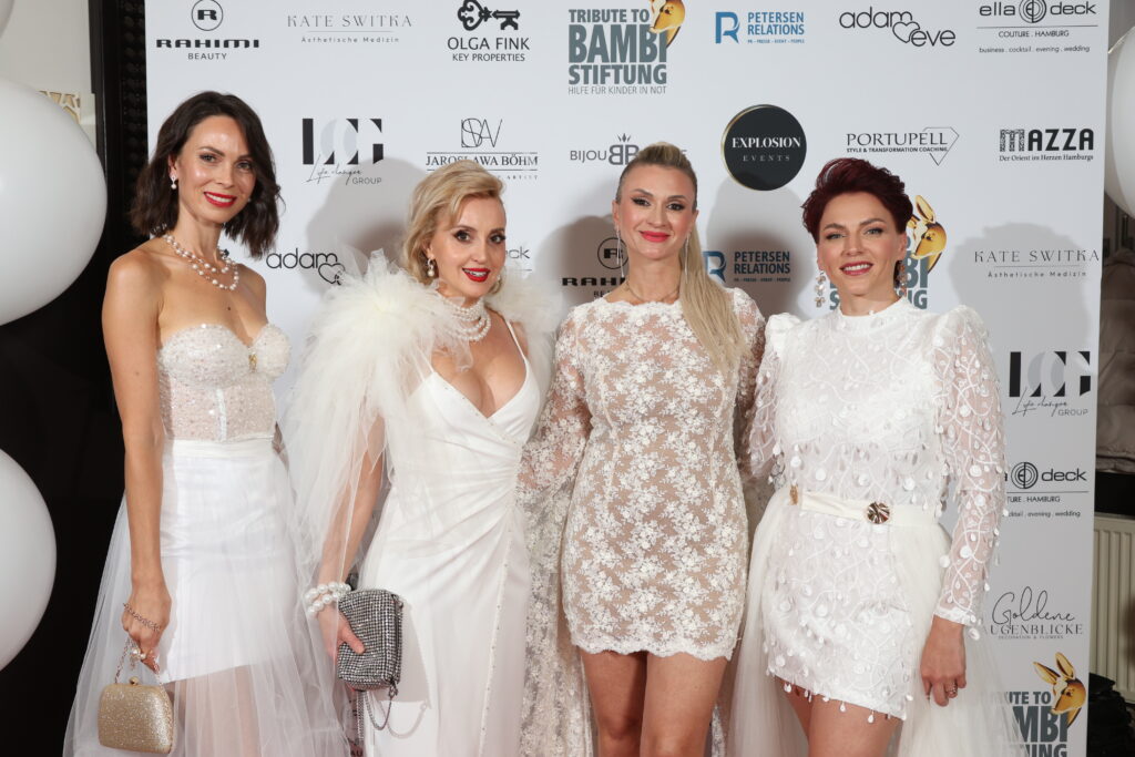 TRIBUTE TO BAMBI: 9.000 Euro Spende von White Explosion aus Hamburg 8 Die_Gastgeberinnen_Ludmila_Junghans_Olga_Fink_Ella_Deck_Jaroslawa_Boehm_alle_in_Ella_Deck_Couture
Copyright: White Explosion / Wallocha