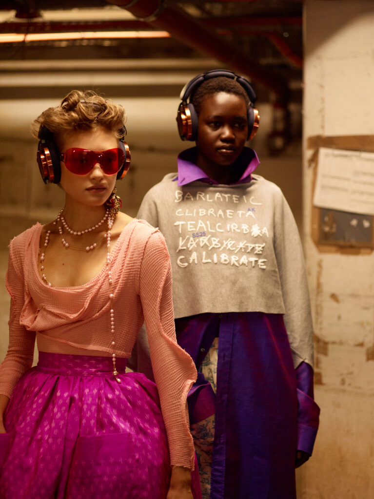 Paris Fashion Week: Dyson Technologie trifft auf Couture von Vivenne Westwood 2 Dyson x Vivienne Westwood Paris Fashion Week SS25_28.09.24 (17) Bildrechte: Dyson