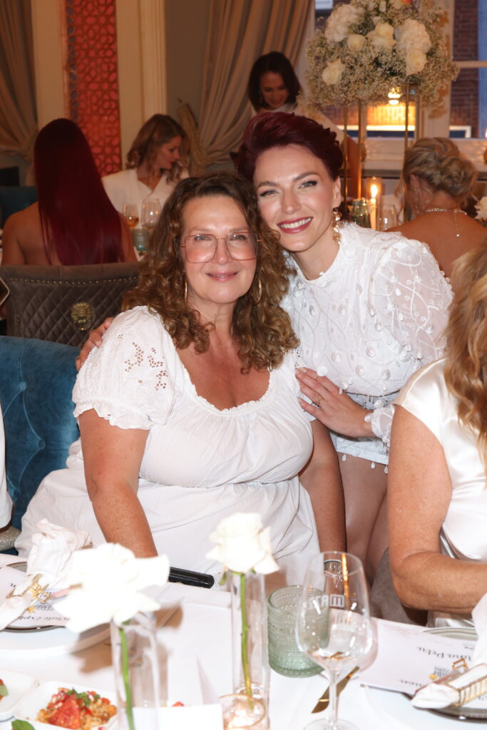 TRIBUTE TO BAMBI: 9.000 Euro Spende von White Explosion aus Hamburg 9 Kolleginnen_Visagistin_Serena_Goldenbaum_und_Gastgeberin_Jaroslawa_Boehm
Copyright: White Explosion / Wallocha