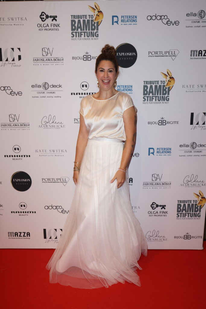 TRIBUTE TO BAMBI: 9.000 Euro Spende von White Explosion aus Hamburg 11 Moderatorin_Madita_van_Huelsen_Kleid_Ella_Deck_Couture_Schmuck_Bijou_Brigitte
Copyright: White Explosion / Wallocha