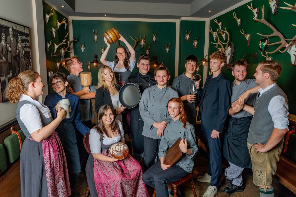 Personalentwicklung von Anfang an: Neue Azubis im Fokus - Platzl Hotels München 1 Platzl Hotels: 7 neue Azubis: Förderung der persönlichen Entwicklung schon in der Ausbildung