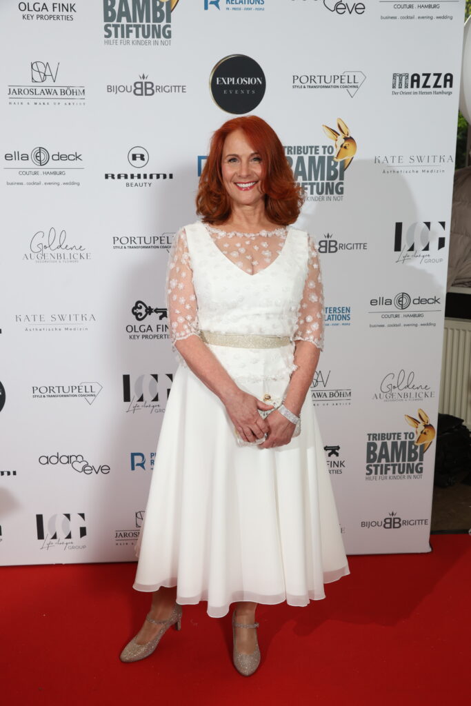 TRIBUTE TO BAMBI: 9.000 Euro Spende von White Explosion aus Hamburg 3 Schauspielerin_Christiane_Leuchtmann_Kleid_Ella_Deck_Couture_Schmuck_Bijou_Brigitte Copyright: White Explosion / Wallocha