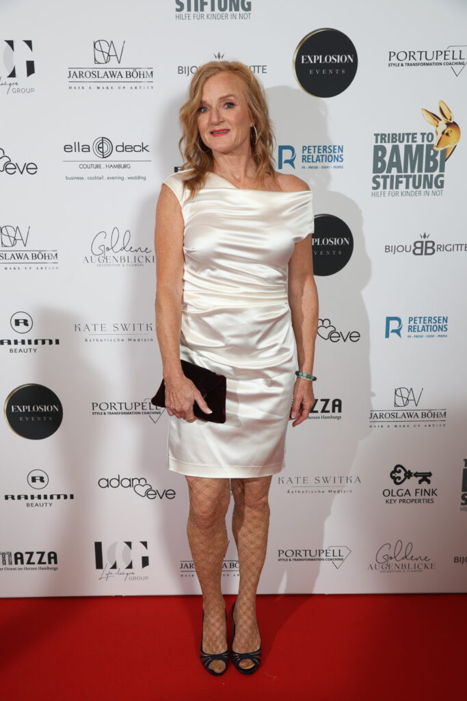 TRIBUTE TO BAMBI: 9.000 Euro Spende von White Explosion aus Hamburg 4 Schauspielerin_Nina_Petri_Kleid_Ella_Deck_Couture_Schmuck_Bijou_Brigitte Copyright: White Explosion / Wallocha