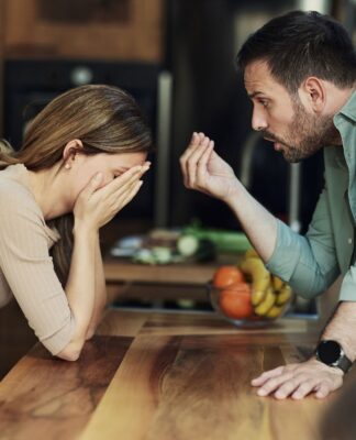 Studie enthüllt: Was macht Beziehungen wirklich toxisch? – Manipulation & Isolation