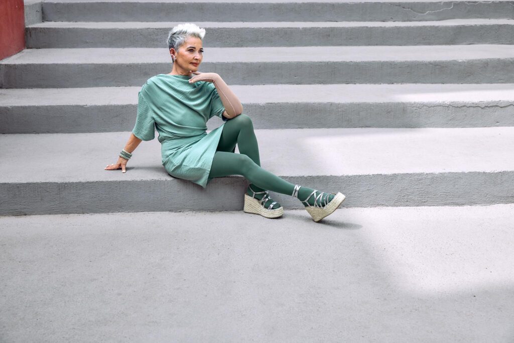 Lymphödem nach Brustkrebs: Wege zu einem erfüllten Leben finden 1 Mit 48 Jahren wurde bei Esther Beltrán Brustkrebs festgestellt. Die Diagnose war für die lebenslustige Spanierin ein Schock. Ein Jahr später musste sie sich ihre linke Brust abnehmen lassen und traf die schwierige Entscheidung, sich auch ihre rechte gesunde Brust entfernen zu lassen - zu groß war die Angst, der Brustkrebs könne zurückkommen. Heute ist Esther Beltrán krebsfrei und möchte als Teil der aktuellen Design-Kampagne von medi mit ihrer Geschichte anderen Betroffenen Mut machen. Bildrechte:medi GmbH & Co. KG Fotograf:Bernd Opitz