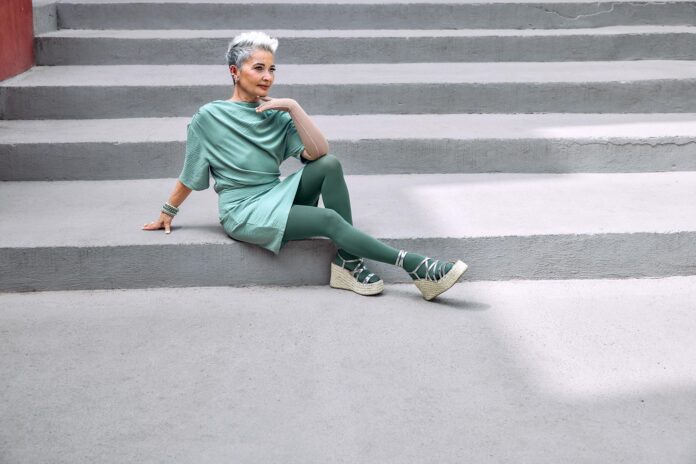 Mit 48 Jahren wurde bei Esther Beltrán Brustkrebs festgestellt. Die Diagnose war für die lebenslustige Spanierin ein Schock. Ein Jahr später musste sie sich ihre linke Brust abnehmen lassen und traf die schwierige Entscheidung, sich auch ihre rechte gesunde Brust entfernen zu lassen - zu groß war die Angst, der Brustkrebs könne zurückkommen. Heute ist Esther Beltrán krebsfrei und möchte als Teil der aktuellen Design-Kampagne von medi mit ihrer Geschichte anderen Betroffenen Mut machen. Bildrechte:medi GmbH & Co. KG Fotograf:Bernd Opitz