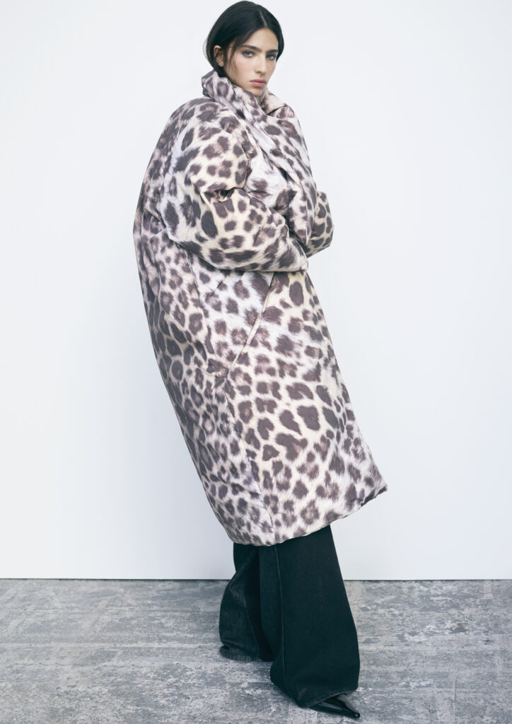 Herbst 2024: Tiefe Töne dramatische Silhouetten - Die Must-Haves der neuen Saison 2 Jazz-inspired principles of reinvention see classic silhouettes reinvigorated with fresh pace for H&M Studio’s A/W24 collection. Looking to musicians whose wardrobes seamlessly transition from day to night and from spotlight to backstage, each versatile piece is designed with a refreshing lack of formality. Juxtaposing oversized outerwear in leather and shearling with relaxed tailoring, laid-back dresses and sleek accessories, a feeling of ease abounds. The H&M Studio A/W24 collection will be available in selected stores and at hm.com from September 26. Copyright: H&M