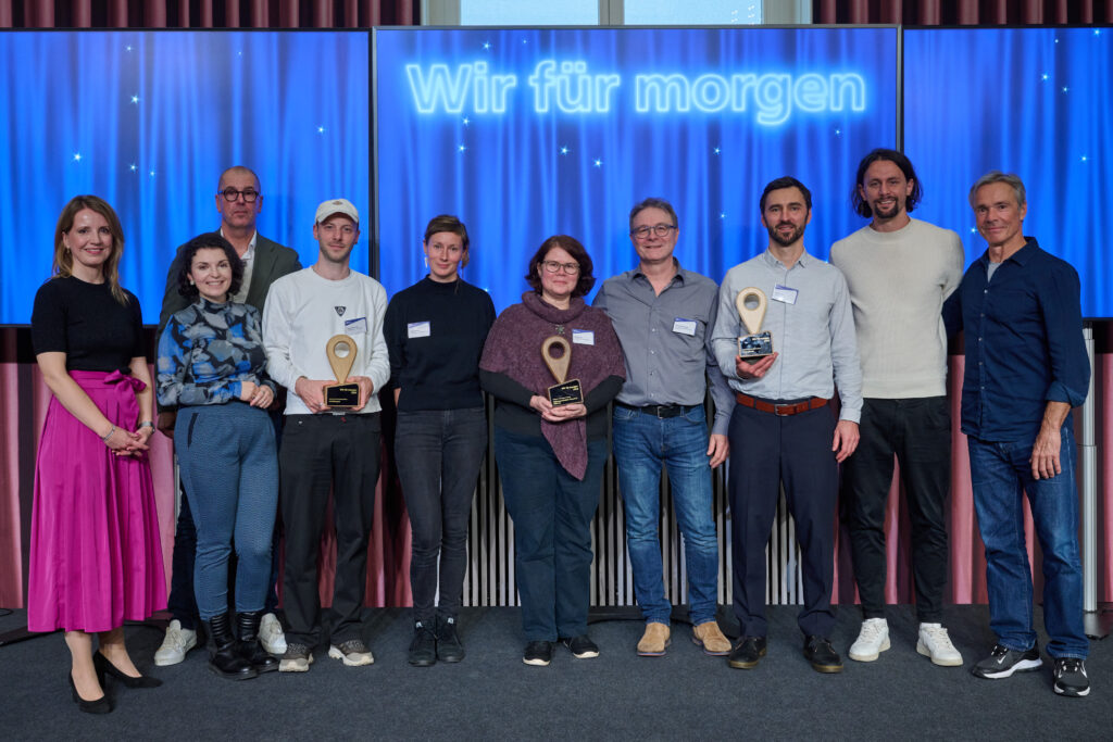 „Wir für morgen“-Preis: Prominente Jury vergibt 280.000 Euro Fördergeld 1 Wir für MorgenMit der Charity-Initiative "Wir für morgen" und insgesamt 280.000 Euro Preisgeld würdigte Union Investment erneut gemeinnützige Projekte, die bundesweit in den Bereichen Soziales, Bildung und Umwelt mit Vorbildcharakter neue Wege gehen. Aus 240 Bewerbungen hatten es dieses Jahr bei der Vorauswahl 19 Initiativen auf die Longlist geschafft. Die Organisationen erhielten je 7.500 Euro Prämie und qualifizierten sich für den „Wir für morgen“-Preis, der am 28. Oktober im Frankfurter Städel Museum verliehen wurde. Mit „Netzwerk Chancen“-Gründerin Natalya Nepomnyashcha (Kategorie Bildung), Schauspieler und Dokumentarfilmer Hannes Jaenicke (Kategorie Umwelt) sowie Ex-Fußballprofi und Stiftungsgründer Neven Subotic (Kategorie Soziales) war die Jury prominent besetzt. Durch die Veranstaltung führe ntv-Moderatorin Sabrina Marggraf.