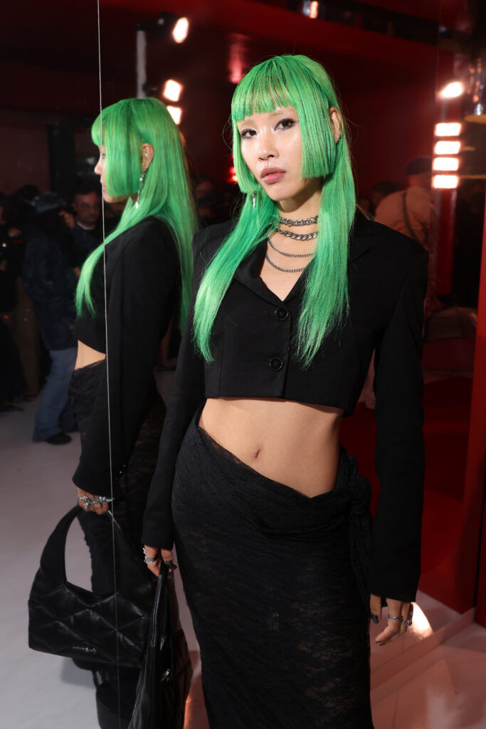 H&M Studio: Rückkehr zur Paris Fashion Week H/W24 6 H&M reveals the H&M Studio A/W24 collection during Paris Fashion Week with an exclusive pop-up in a glass-roofed gallery space in Paris’s Marais district. A high-energy launch party on September 23 kicked off with an intimate performance by English neo-soul singer Olivia Dean, welcoming bold fashion names including Yasmin Finney, Elsa Hosk, Amelia Dimoldenberg, Ziwe and Tina Kunakey to take in the space, followed by DJ sets by MELANIN, Kiddy Smile, and Andy 4000.
Alvy Space attending the H&M Studio AW24 Pop-Up in Paris, on September 23. Copyright: H&M