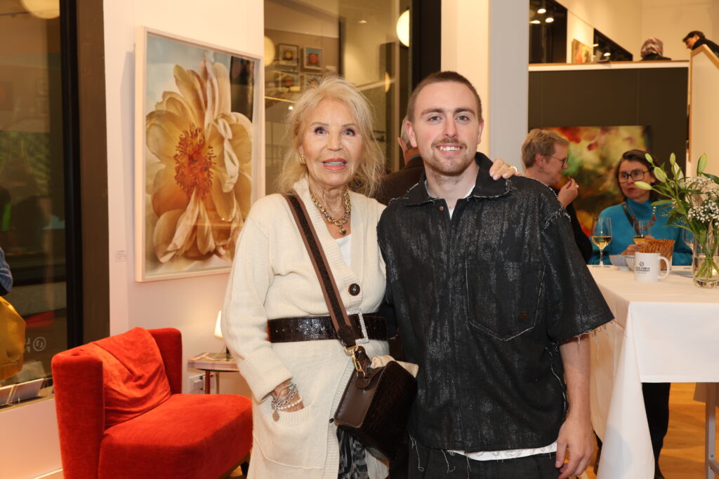 Vernissage: Flowers of the World in Hamburger Galerie - Fotokunst bei Livia Lisboa 5 Charitylady_Monika_Landsky_Fotokuenstler_Luca_Labbadia