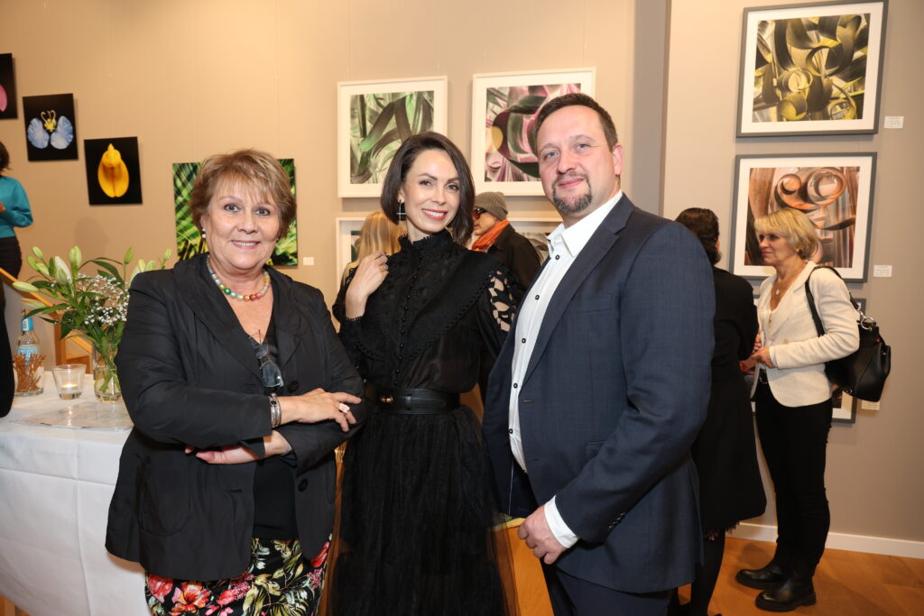 Vernissage: Flowers of the World in Hamburger Galerie - Fotokunst bei Livia Lisboa 3 Galeristin_Livia_Lisboa_Unternehmer_Paar_Ludmila_und_Heiko_Junghans