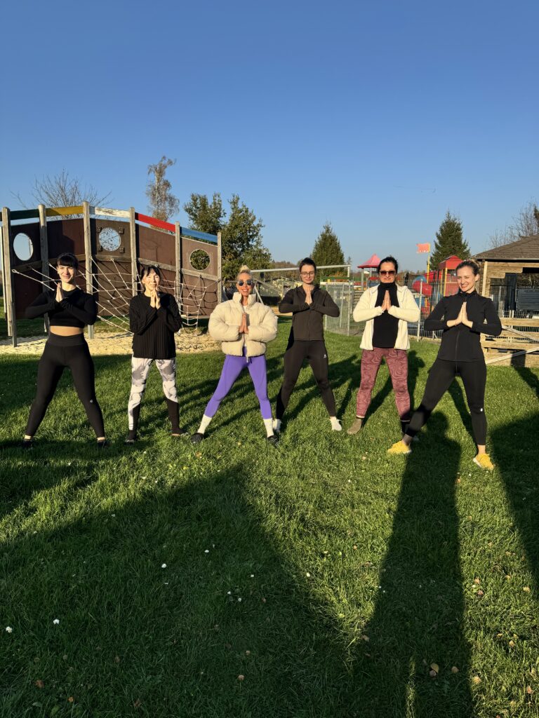 Entdecken Sie die transformative Kraft eines Yoga Retreats: Ihr Weg zu innerer Ruhe und Balance: Das Yoga-Retreat im Ferienpark am Birnbaumteich unter Leitung von Jane Uhlig war ein voller Erfolg – 5 Tage lang, die den Teilnehmern nicht nur körperliche, sondern auch seelische Stärke geschenkt hat.