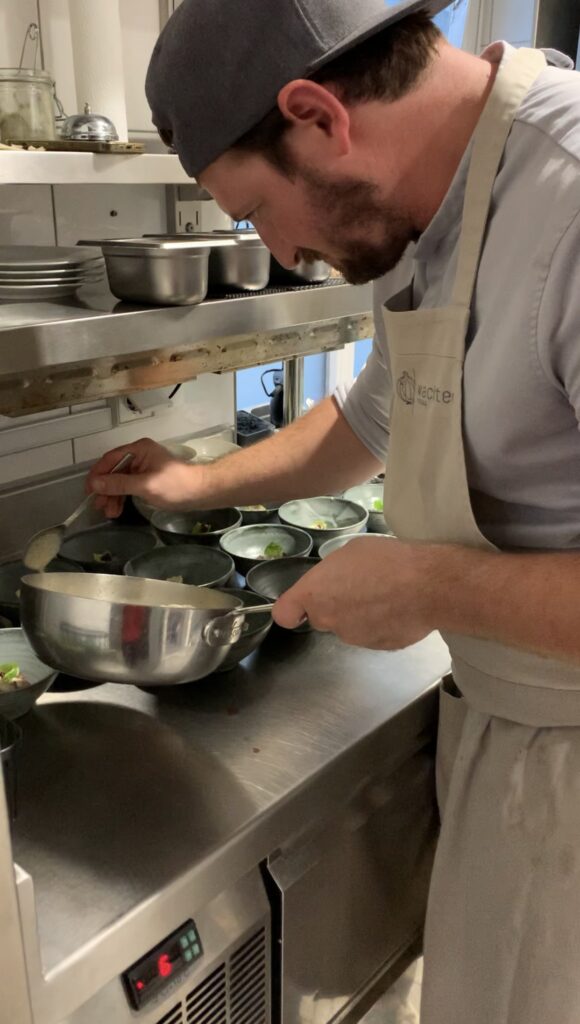 Kulinarische Spitzenklasse in Prien: Wachter Foodbar am Chiemsee mit Michelin-Stern 1 Dominik Wachter bei seiner kreativen Arbeit