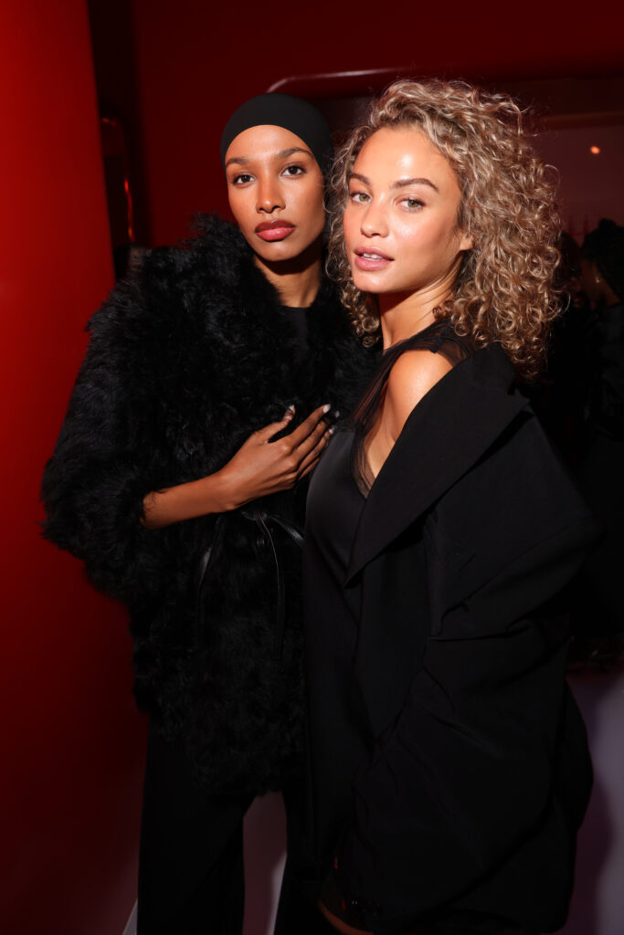 H&M Studio: Rückkehr zur Paris Fashion Week H/W24 2 H&M reveals the H&M Studio A/W24 collection during Paris Fashion Week with an exclusive pop-up in a glass-roofed gallery space in Paris’s Marais district. A high-energy launch party on September 23 kicked off with an intimate performance by English neo-soul singer Olivia Dean, welcoming bold fashion names including Yasmin Finney, Elsa Hosk, Amelia Dimoldenberg, Ziwe and Tina Kunakey to take in the space, followed by DJ sets by MELANIN, Kiddy Smile, and Andy 4000.
Ikram Abdi & Rose Bertram attended the H&M Studio AW24 Pop-Up in Paris, on September 23, dressed in H&M Studio. Copyright: H&M