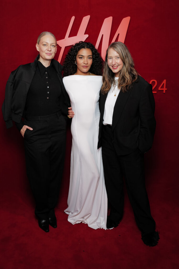 H&M Studio: Rückkehr zur Paris Fashion Week H/W24 1 H&M reveals the H&M Studio A/W24 collection during Paris Fashion Week with an exclusive pop-up in a glass-roofed gallery space in Paris’s Marais district. A high-energy launch party on September 23 kicked off with an intimate performance by English neo-soul singer Olivia Dean, welcoming bold fashion names including Yasmin Finney, Elsa Hosk, Amelia Dimoldenberg, Ziwe and Tina Kunakey to take in the space, followed by DJ sets by MELANIN, Kiddy Smile, and Andy 4000.
Olivia Dean attended the H&M Studio AW24 Pop-Up in Paris, on September 23 together with H&M’s Creative Advisor Ann-Sofie Johansson and H&M Studio designer Linda Wikell, dressed in H&M Studio. Copyright: H&M