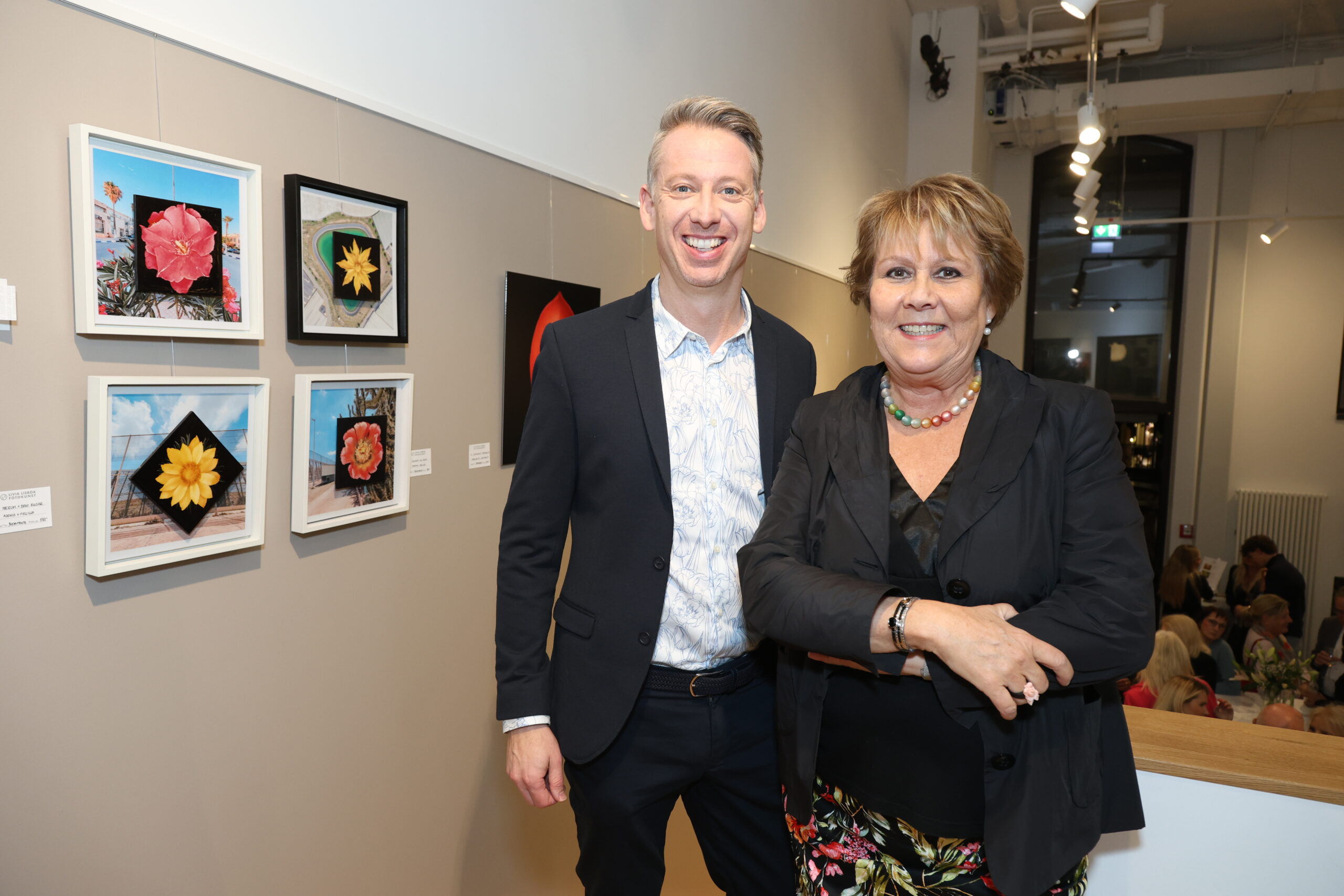 Tagesschausprecher_Andre_Schuenke_Galeristin_Livia_Lisboa