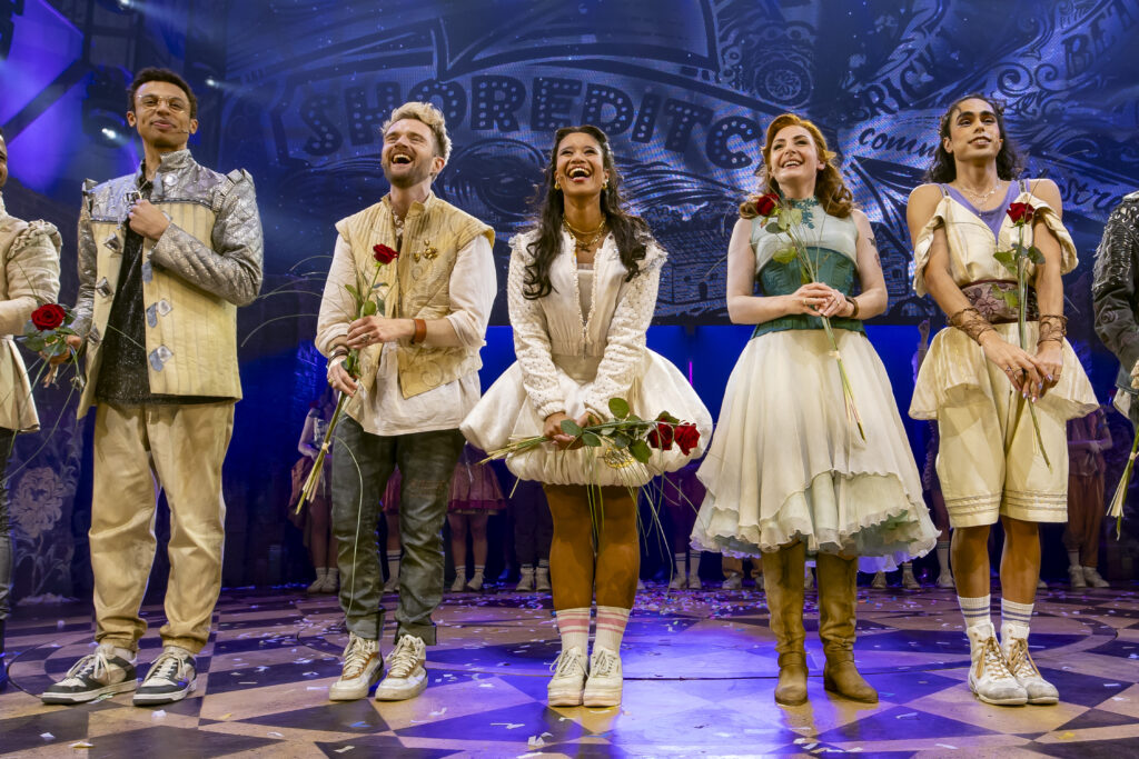 Pop-Musical & JULIA entfacht Begeisterungsstürme bei der Deutschlandpremiere in Hamburg 1 STAGE ENTERTAINMENT:
&Julia - Das Pop Musical feiert Deutschlandpremiere.
Hauptdarstellerin Chiara Fuhrmann als âJuliaÕ (C) und die Cast auf der Bhne bei der Deutschlandpremiere von â&Julia - Das Pop MusicalÔ am Abend des 30. Oktober 2024 im Stage Operettenhaus in Hamburg.
Photo: STAGE ENTERTAINMENT/Morris Mac Matzen
###Verwendung honorarfrei im Zusammenhang mit redaktioneller Berichterstattung zu Stage Entertainments â&Julia - Das Pop MusicalÕ im Stage Operettenhaus in Hamburg.###