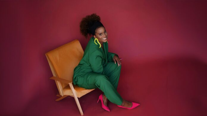 Es weihnachtet sehr - mit TK Maxx und Daisy Dee: Um allen noch unentschlossenen Schenkenden unter die Arme zu greifen, hat sich TK Maxx mit Fashion-Expertin Daisy Dee zusammengetan. Auf einer eigens dafür erstellten Landing-Page präsentiert Daisy Dee ihre Top-Picks für stylisches und stressfreies Geschenke-Shopping. Ihr Geheimtipp für den besonderen Überraschungseffekt: Kleine DIY-Ideen - wie eine Stickerei, ein individueller Taschenanhänger oder farbenfrohe Deko - verwandeln Geschenke in echte Unikate. Bildrechte: TK MaxxFotograf: TK Maxx