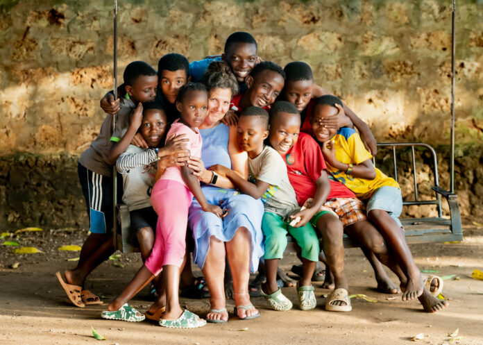 Von der Verkäuferin zur Mutter mit 70 Kindern Bildrechte: Projekt Schwarz-Weiß e.V.Fotograf: Maike Vará