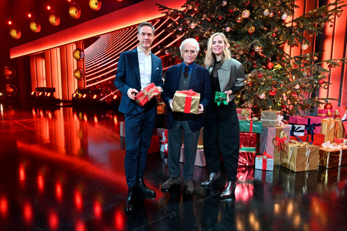 Gastgeber José Carreras und die Stiftungsbotschafter Stephanie Müller-Spirra und Sven Lorig nahmen gestern Abend die Bühne und den reichlich geschmückten Weihnachtsbaum im Studio der Media City Leipzig schon mal in Augenschein. Bildrechte: Deutsche José Carreras Leukämie-Stiftung e.V.Fotograf: DJCLS/ T. Fricke