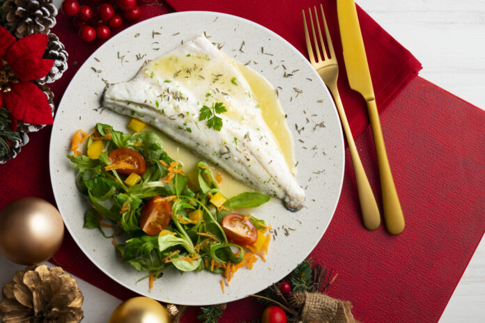 Bildunterschrift: Von klassischen Gerichten wie Karpfen oder Lachs bis hin zu modernen Interpretationen mit Wolfsbarsch, Scholle oder Tilapia - Fisch bringt Abwechslung auf den Tisch und bietet vielfältige Zubereitungsmöglichkeiten für jeden Geschmack. / Weiterer Text über ots und www.presseportal.de/nr/41894 / Die Verwendung dieses Bildes für redaktionelle Zwecke ist unter Beachtung aller mitgeteilten Nutzungsbedingungen zulässig und dann auch honorarfrei. Veröffentlichung ausschließlich mit Bildrechte-Hinweis. Bildrechte:Getty ImagesFotograf:Al Gonzalez