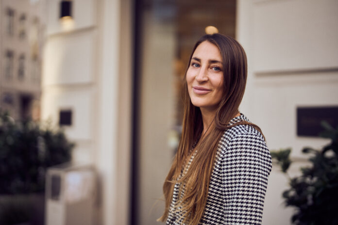 Pamela Grabarek ist eine ganzheitliche Ernährungsberaterin, Hypnosetherapeutin und Expertin für Darmgesundheit. Als Autorin des Buches “Hautsache Darm” zeigt sie, wie Darm, Haut und Stress eng miteinander verbunden sind und wie eine nachhaltige Heilung von innen heraus möglich ist.