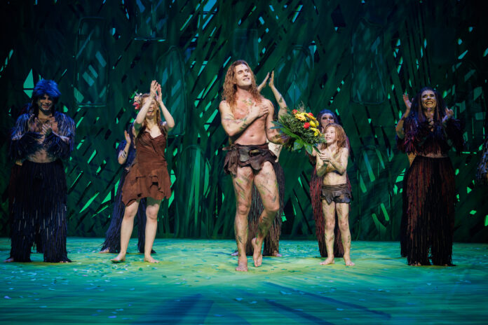 Disneys Musical TARZAN®: Alexander Klaws wird bei seiner Stuttgarter Premiere als Dschungelheld Tarzan von den Zuschauer:innen im Stage Palladium Theater gefeiert - es ist zugleich die 500. Show des beliebten Musicals! Bildrechte: Stage Entertainment Fotograf: Jan Potente