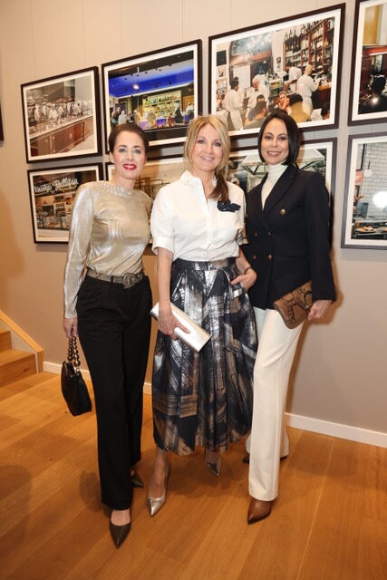 Spektakuläre Vernissage: Kai Röffen fasziniert mit „handheld“ bei Livia Lisboa 2 Annika de Buhr, Frauke Ludowig, Natalia Yegorova Copyright: Livia Lisboa / Wallocha