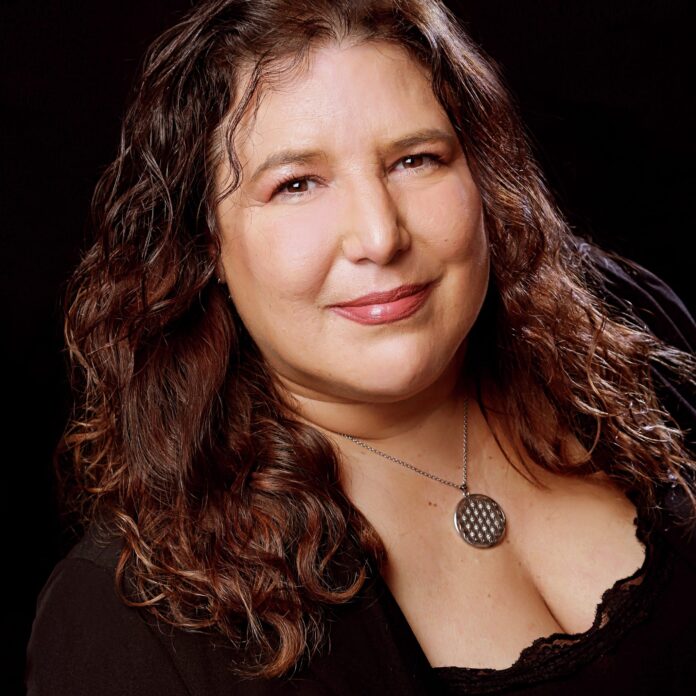 Eva Kreuzpaintner begeistert mit ihrem authentischen, tagebuch artigen Stil, der persönliche Erfahrungen in bewegende Erzählungen verwandelt. In Regina geht ihren Weg – Hoffnung erzählt sie einfühlsam von den Herausforderungen des Lebens und schafft kraftvolle, universelle Geschichten. Copyright: Eva Kreuzpaintner