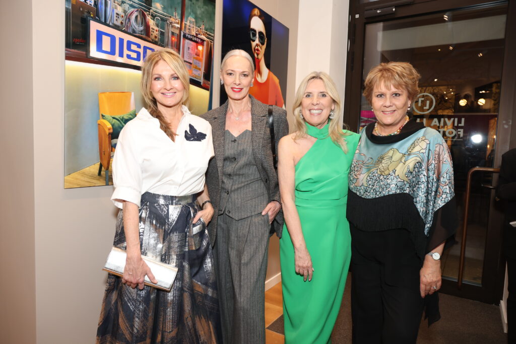 Spektakuläre Vernissage: Kai Röffen fasziniert mit „handheld“ bei Livia Lisboa 3 Frauke Ludowig Petra van Bremen Mariele Hense Halbe Livia Lisboa Janes Magazin