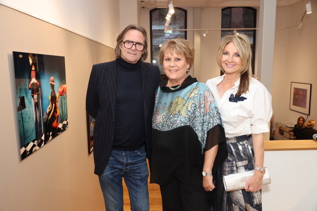 Spektakuläre Vernissage: Kai Röffen fasziniert mit „handheld“ bei Livia Lisboa 1 Kai Roeffen Kuenstler Livia Lisboa Galeristin Frauke Ludowig Moderatorin Janes Magazin