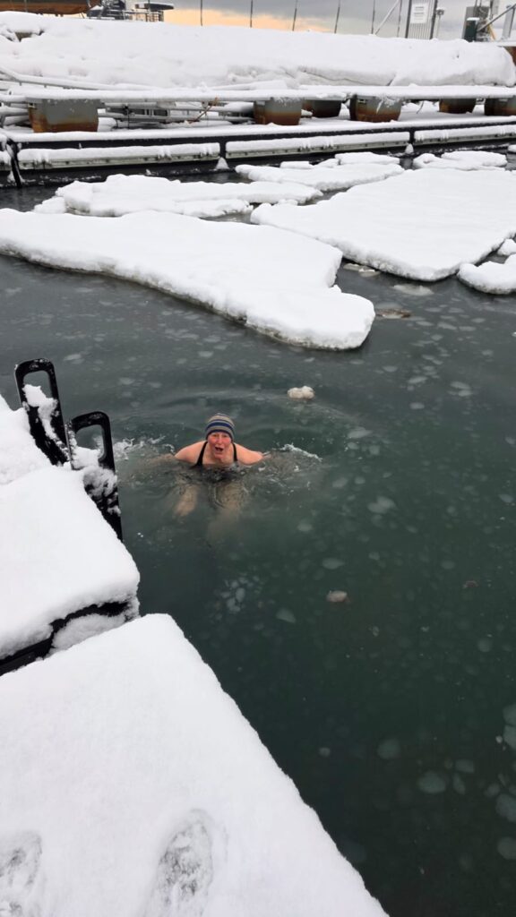 Spitzbergen im Februar: Eine Reise in die Arktische Winterwelt 5 Eisbaden in Spitzbergen im Februar: Eine Reise in die Arktische Winterwelt Copyright: Ursula Sarhage