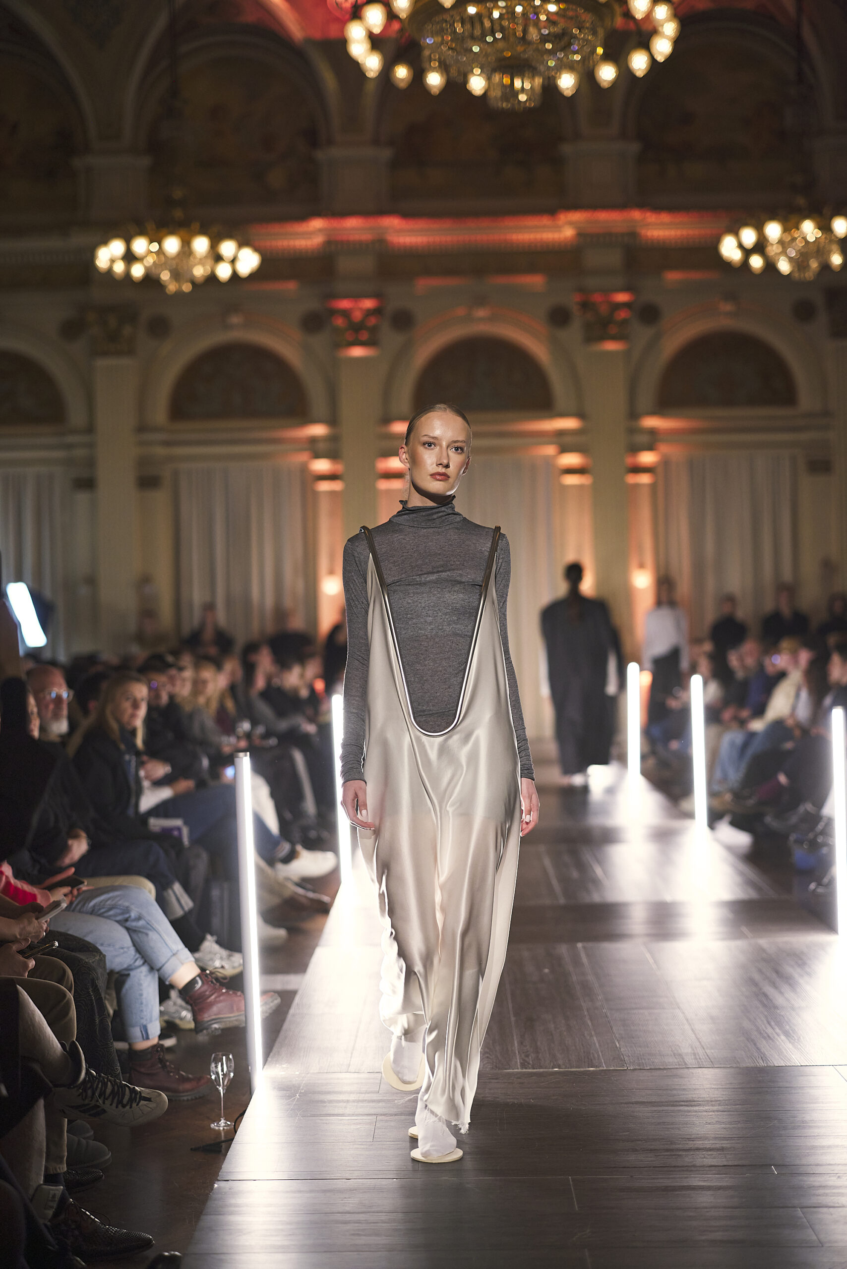 Prämierte Kollektion von Pokisa Usmonova, Absolventin der AMD Akademie Mode & Design Wiesbaden. Model: Yuni@eastwestmodels. Fotograf: Cengizhan Onat / ONAT PHOTO.